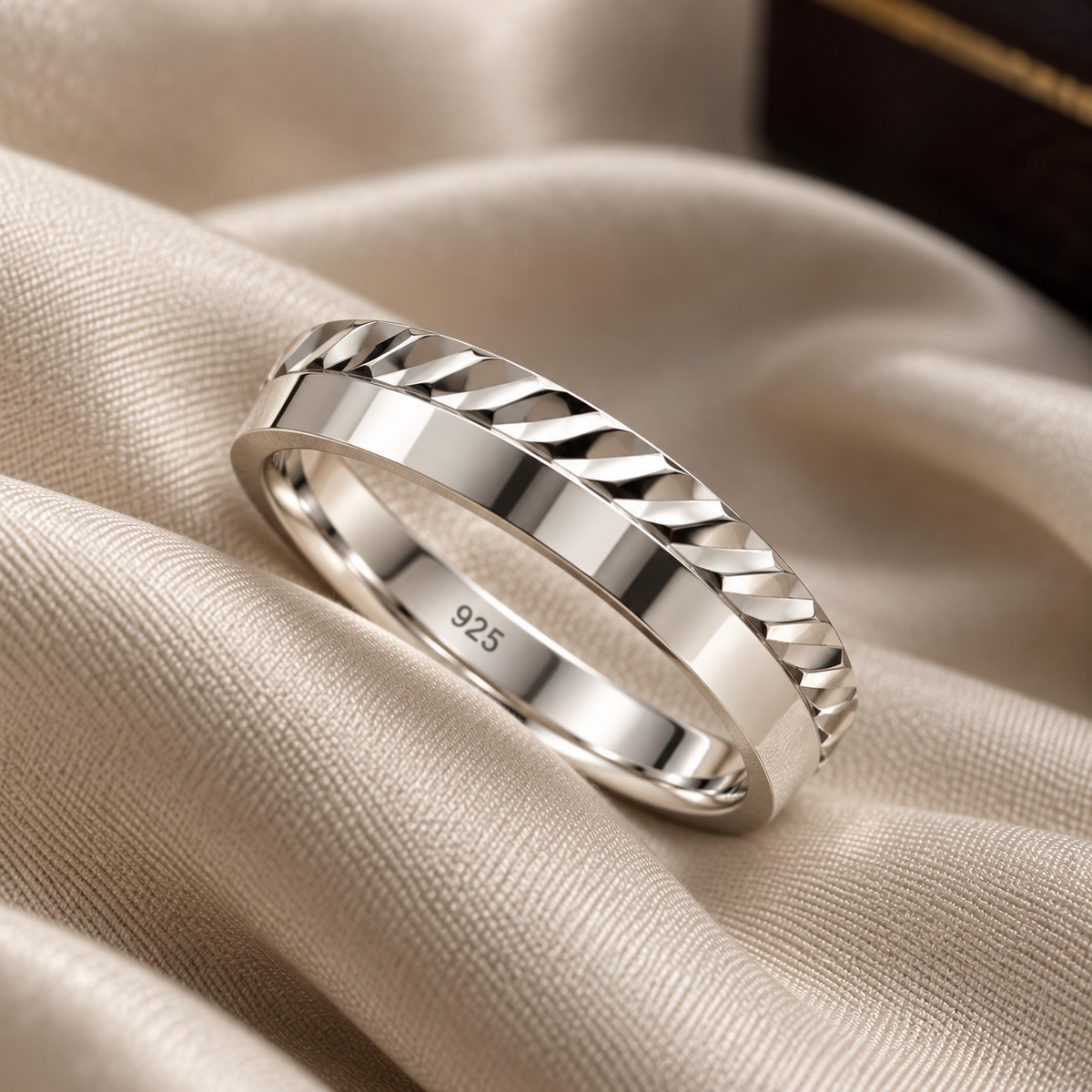 Diagonal Edge Textured Band