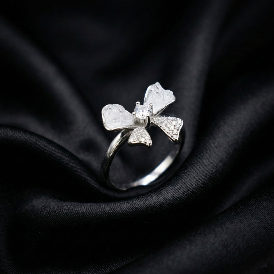 Elegant Bow Design Solitaire Ring