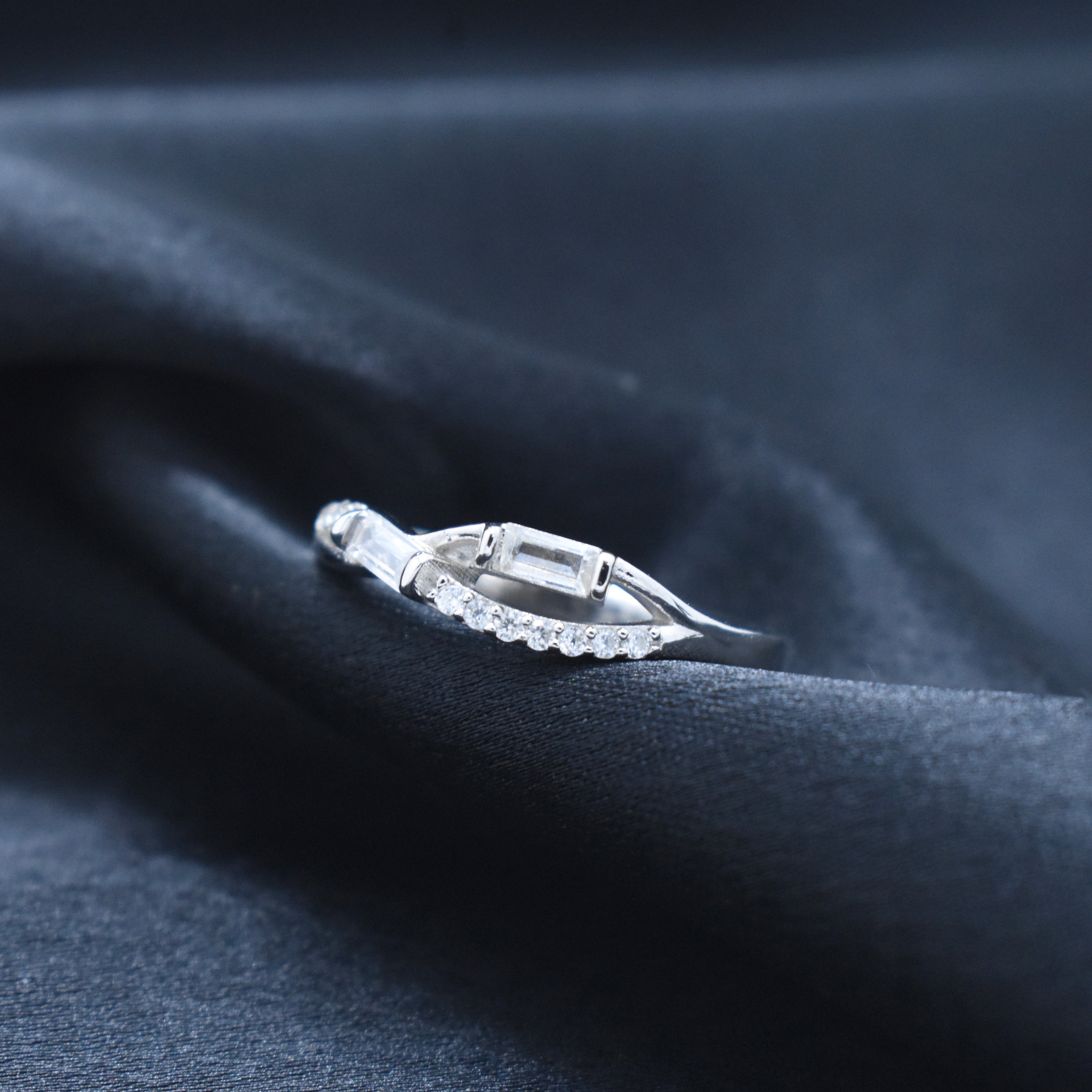 Minimal Baguette Diamond Curve Ring