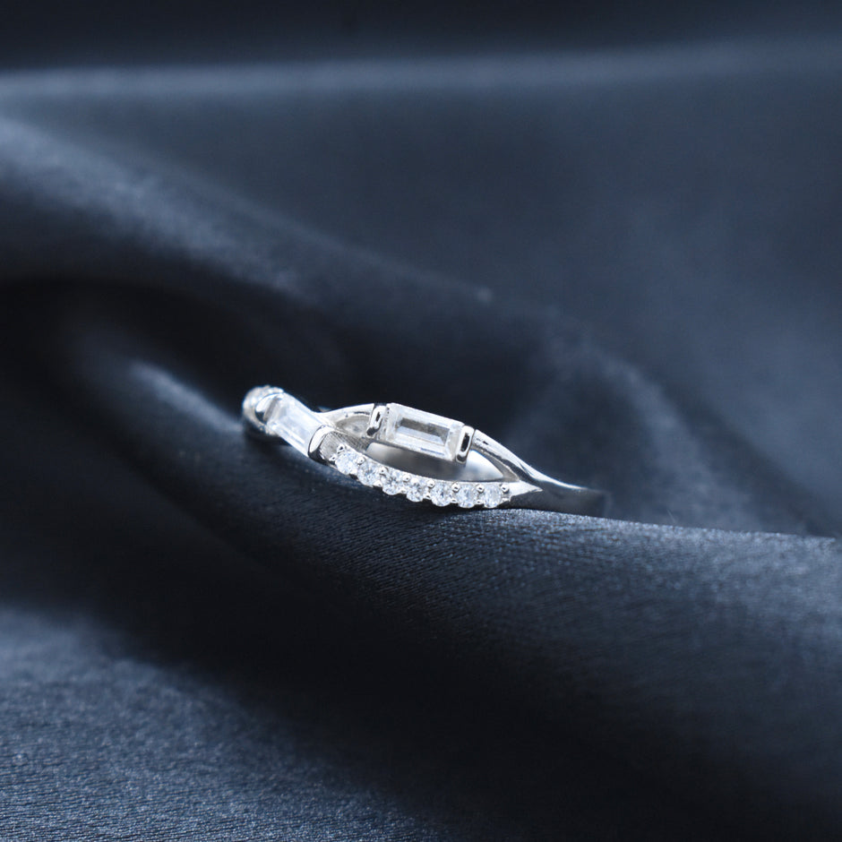 Minimal Baguette Diamond Curve Ring