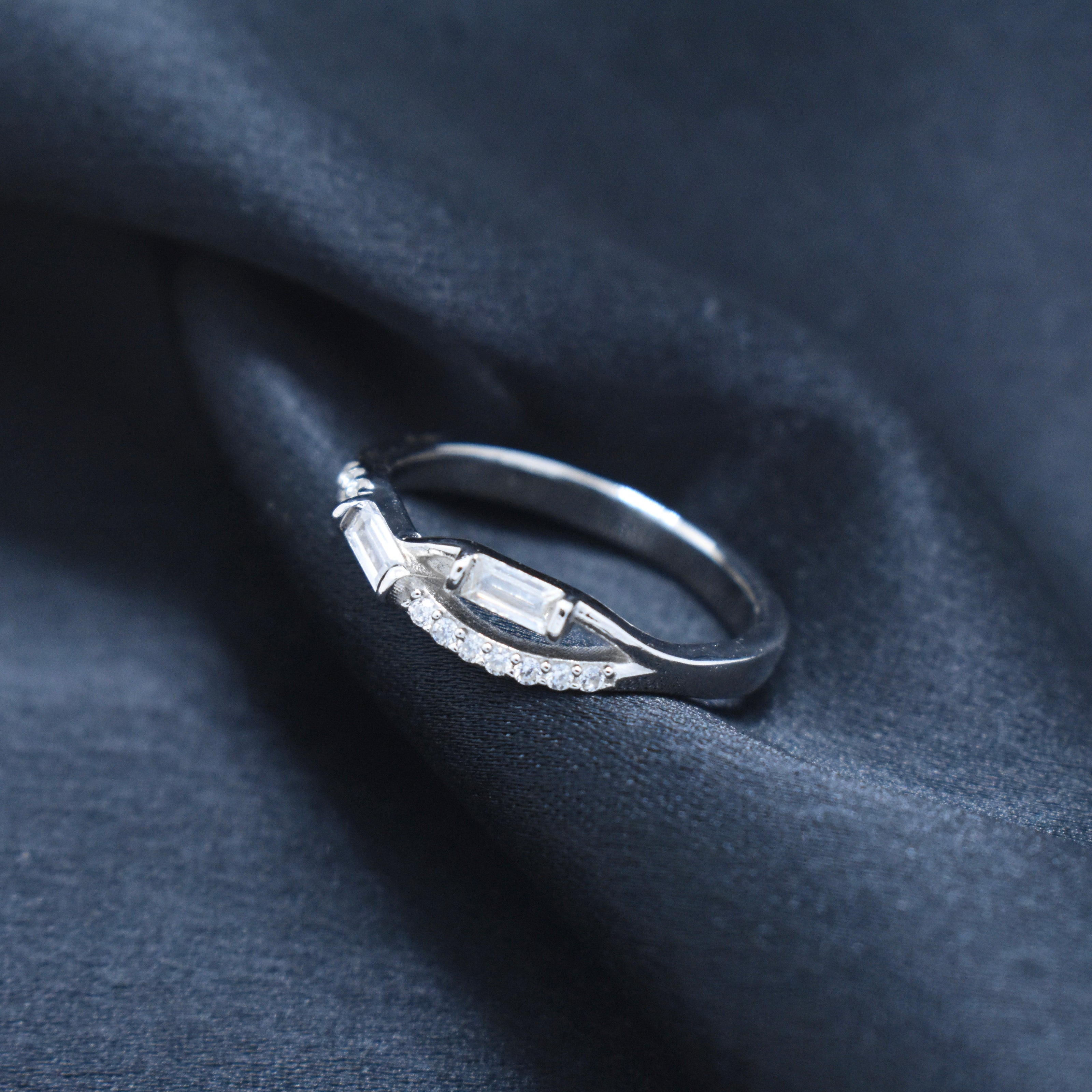 Minimal Baguette Diamond Curve Ring