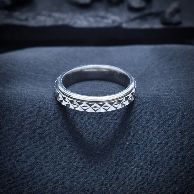 Silver Diamond-Cut Edge Band