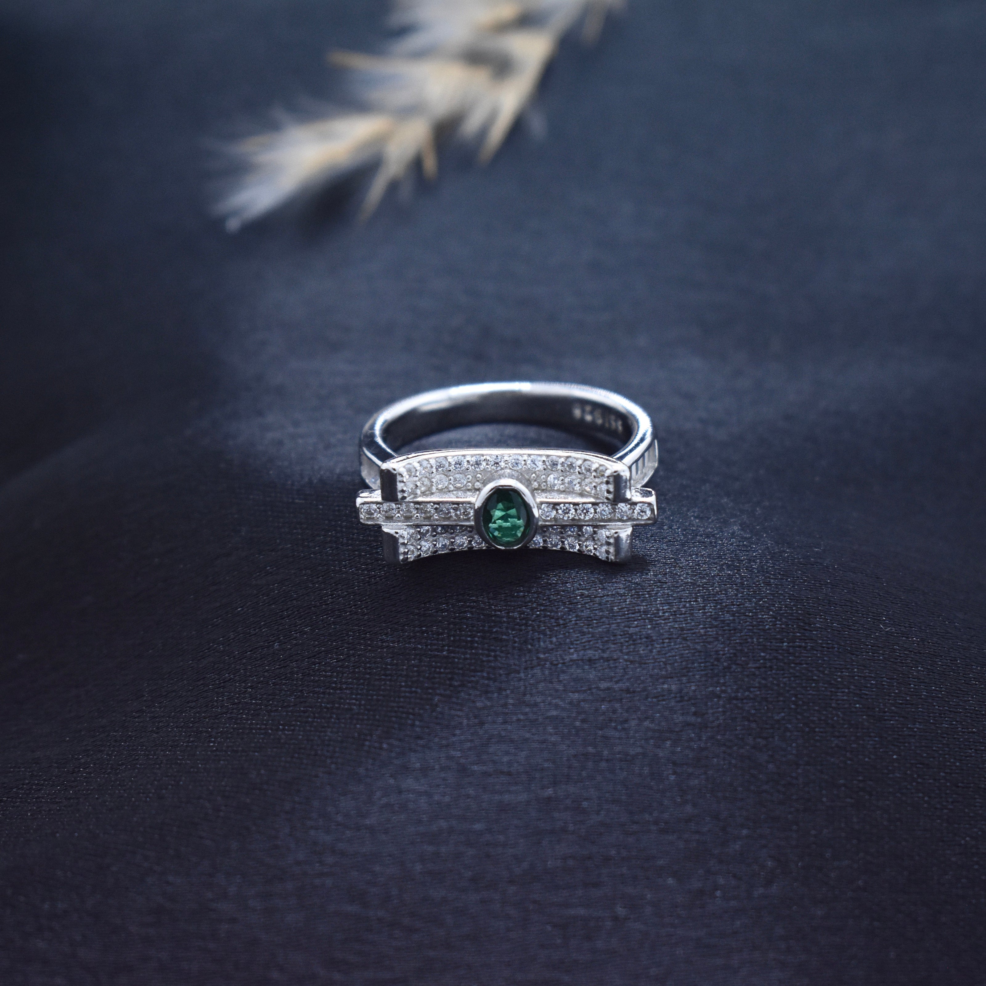 Elegant Emerald Green Geometric Silver Ring