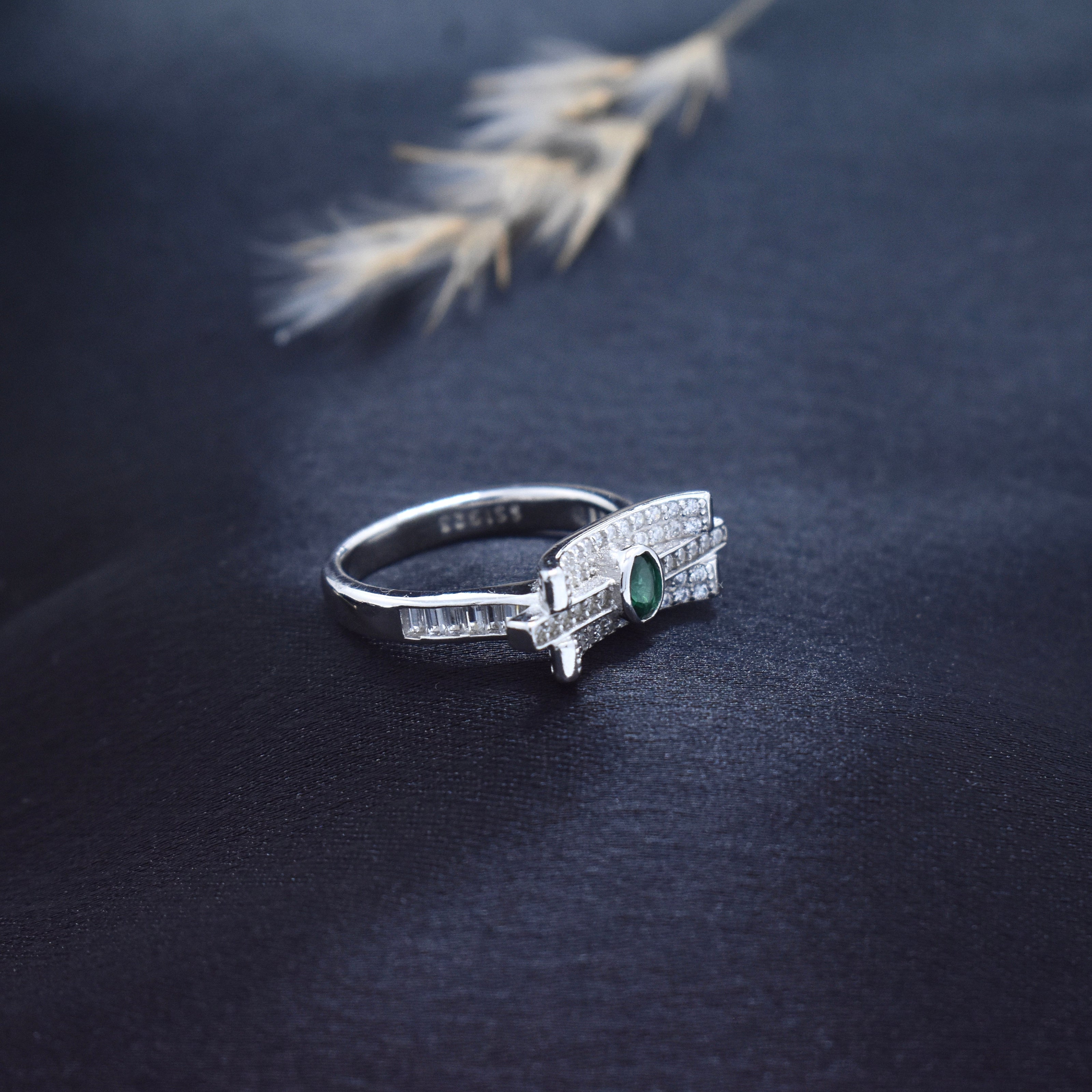 Elegant Emerald Green Geometric Silver Ring