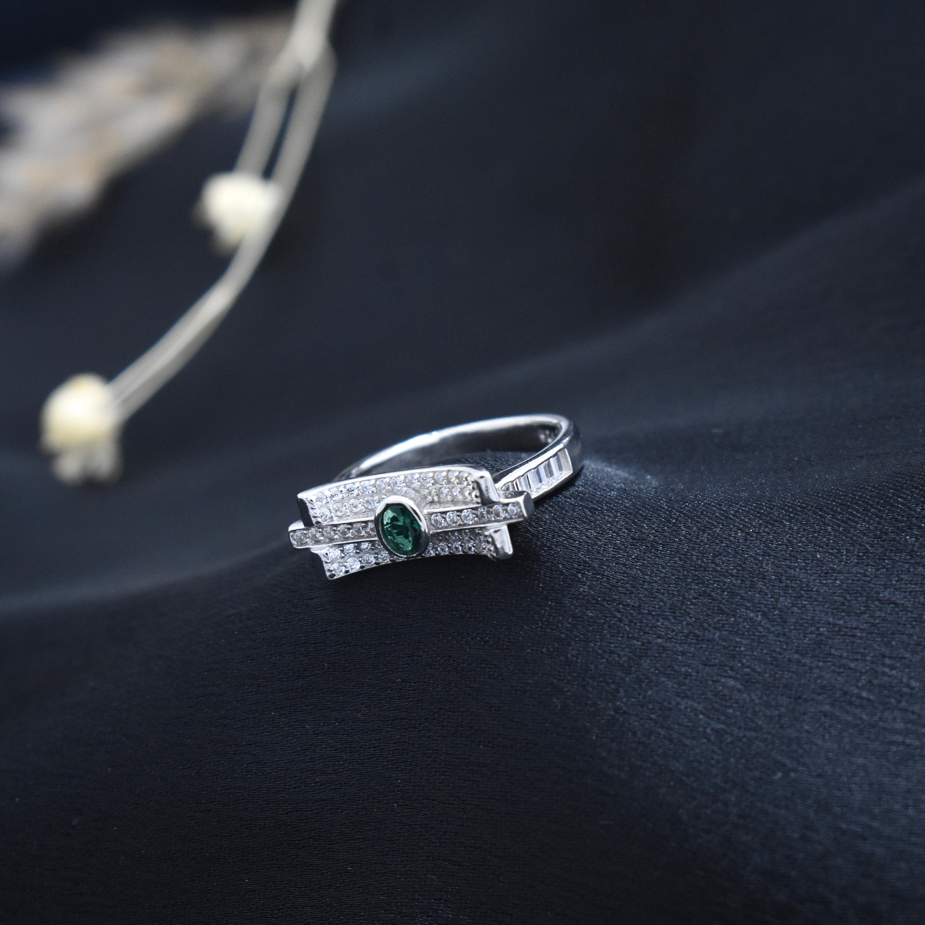 Elegant Emerald Green Geometric Silver Ring
