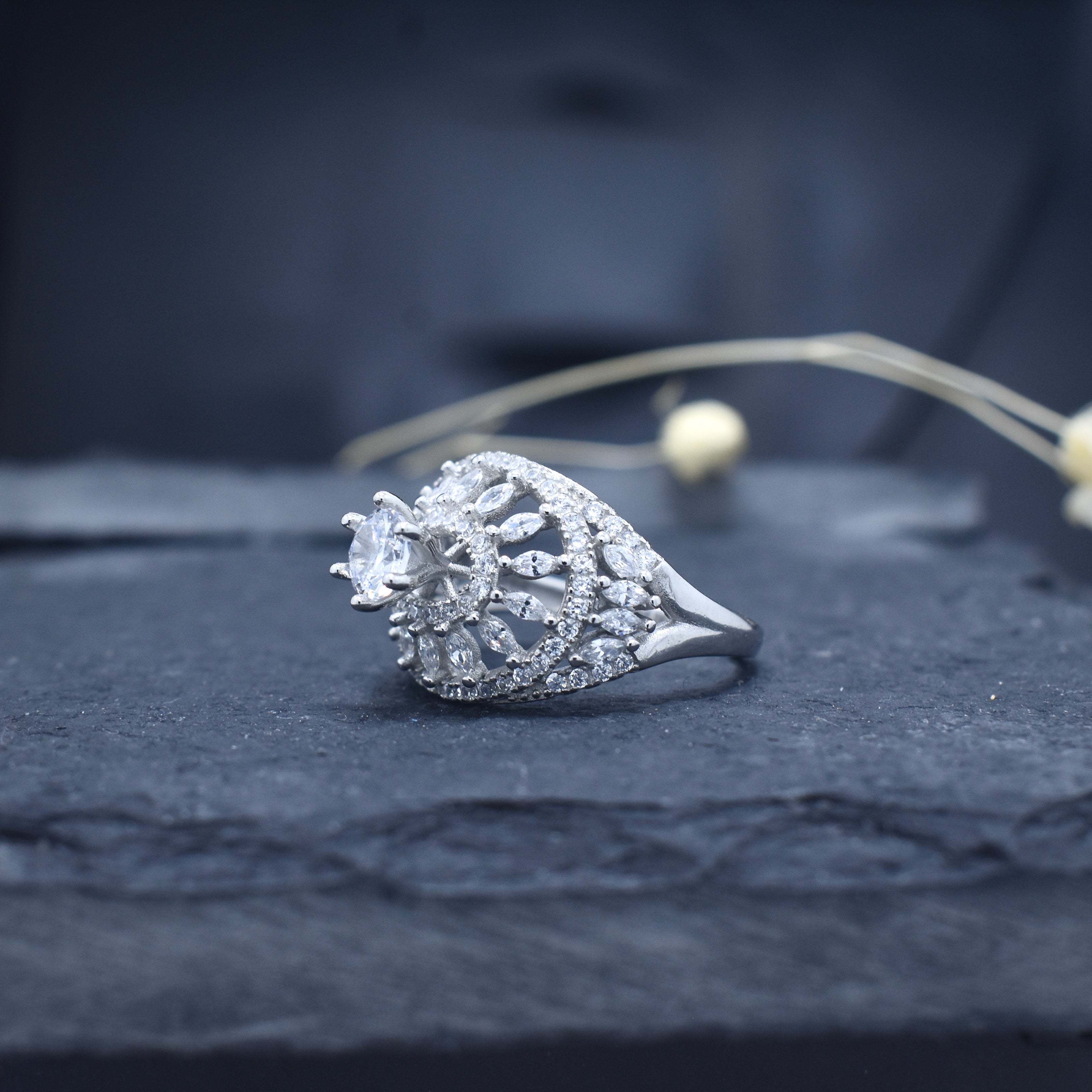 Solitair Oval Silver Ring