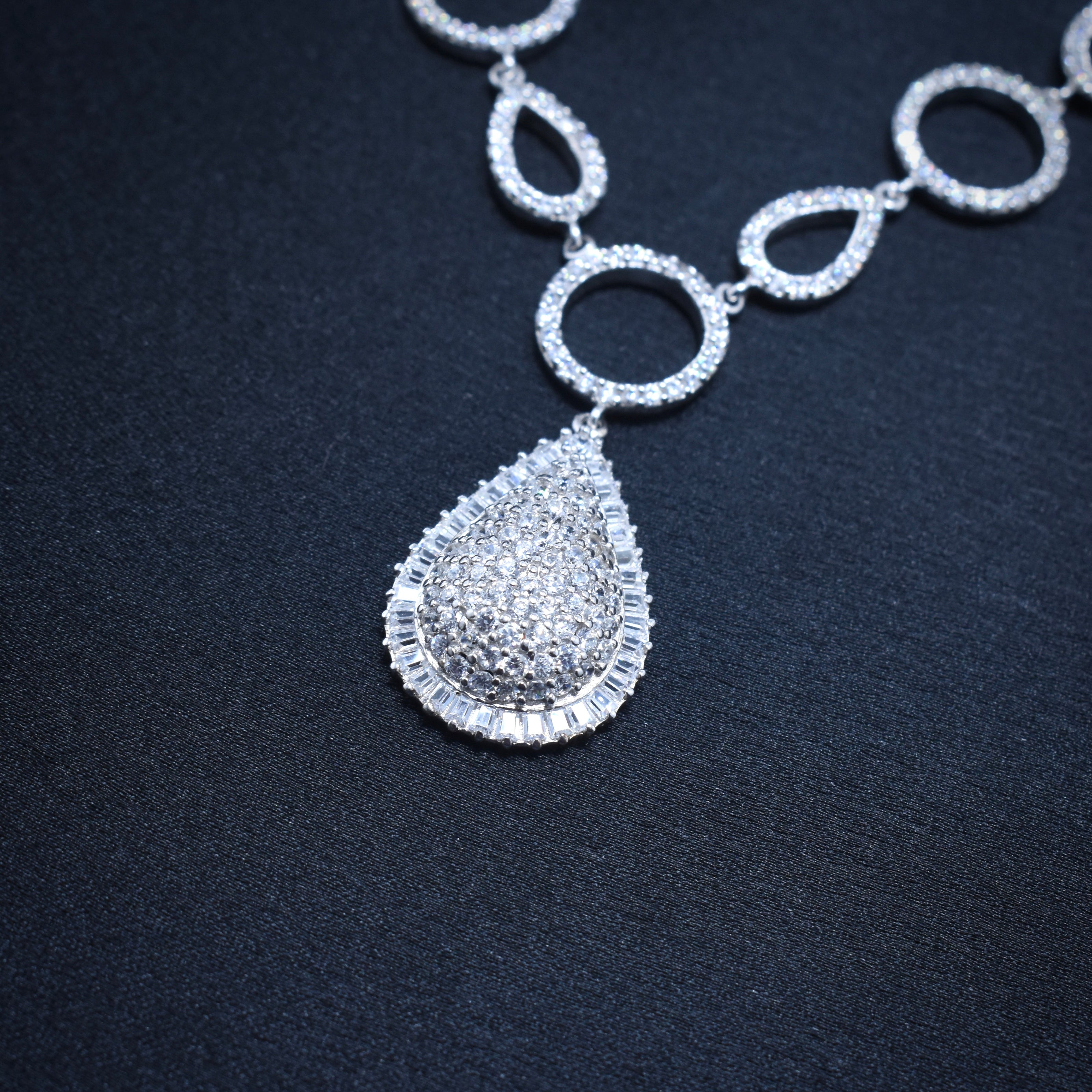 Circular Teardrop Necklace Silver Set