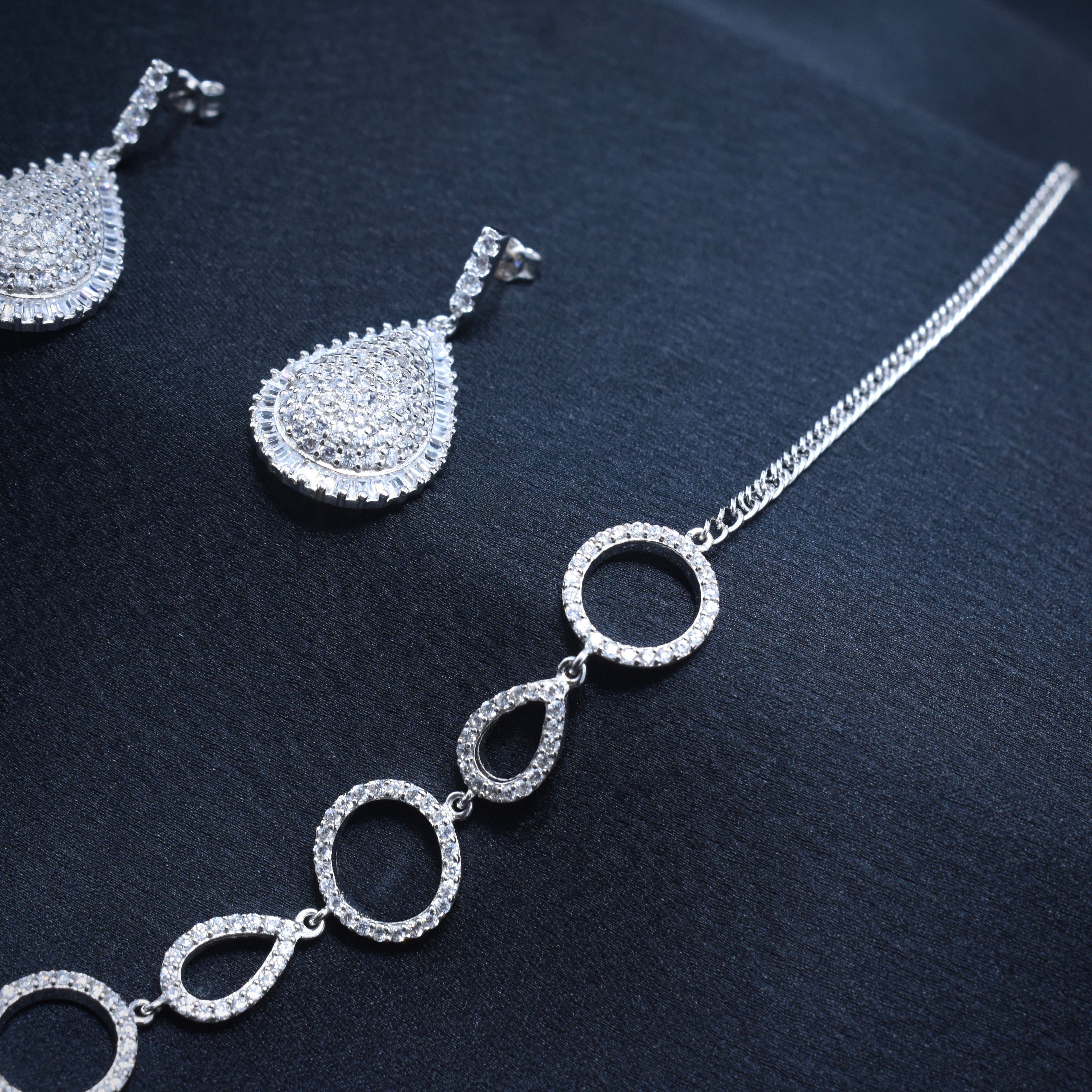 Circular Teardrop Necklace Silver Set