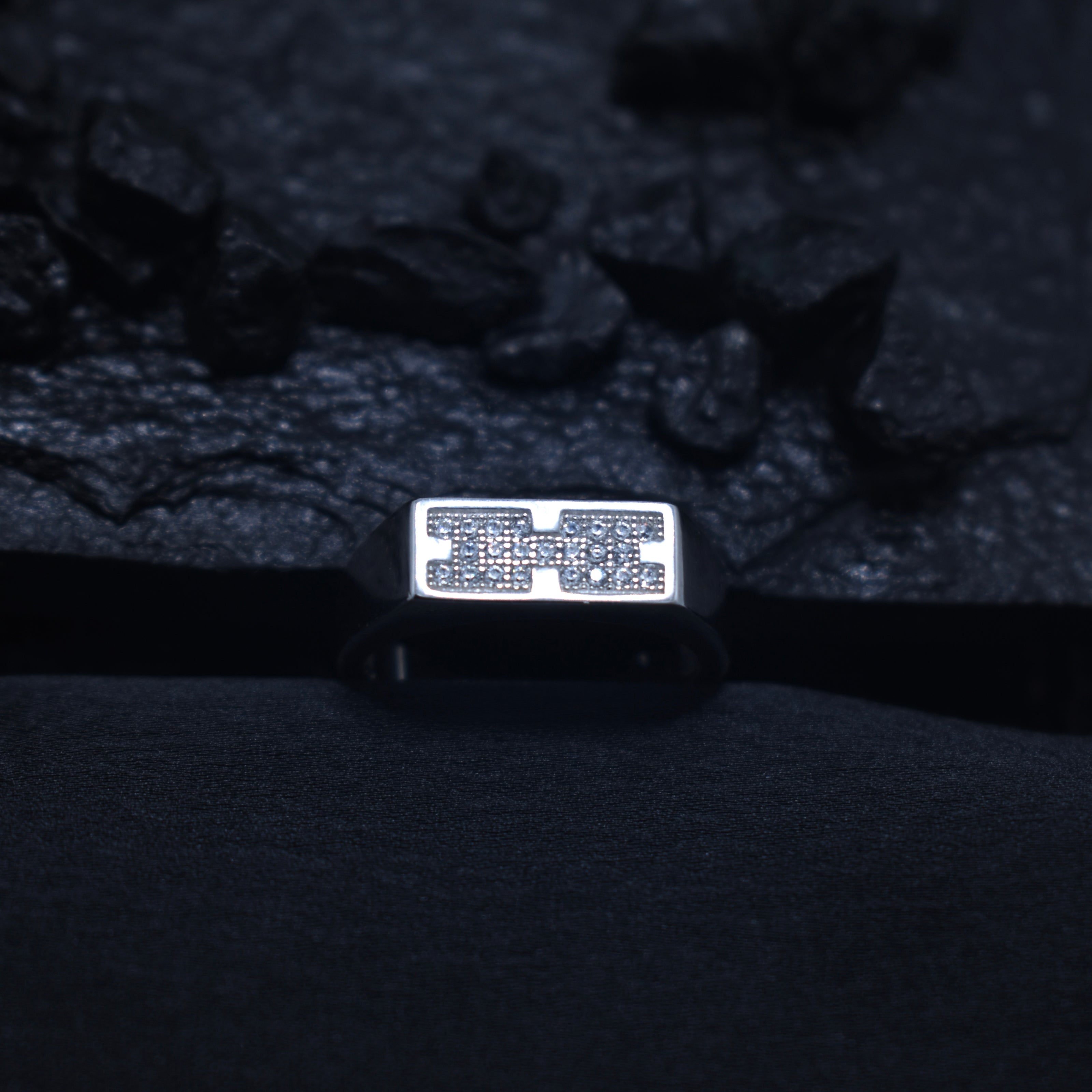 Interlocking H-Pattern Statement Band