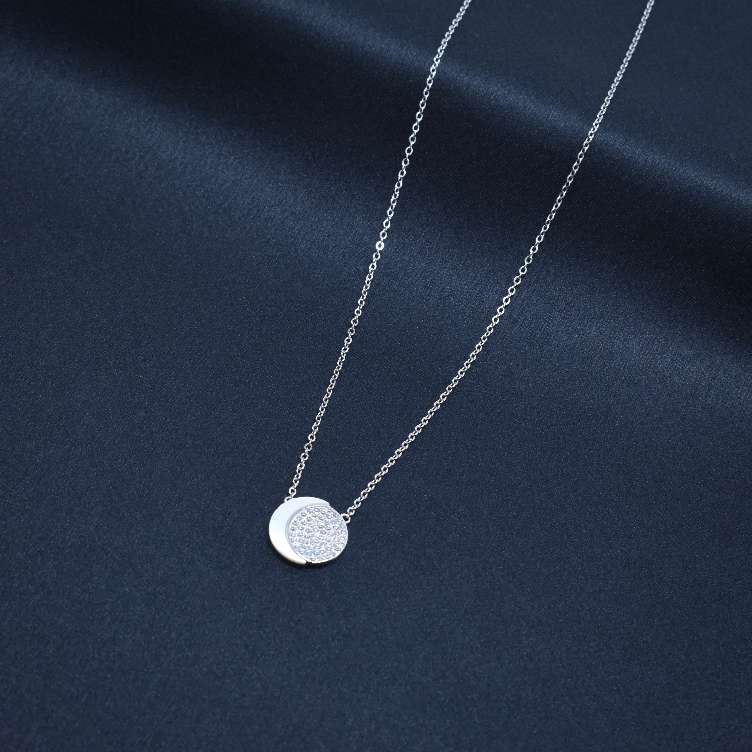 Minimal Round Pendant Necklace