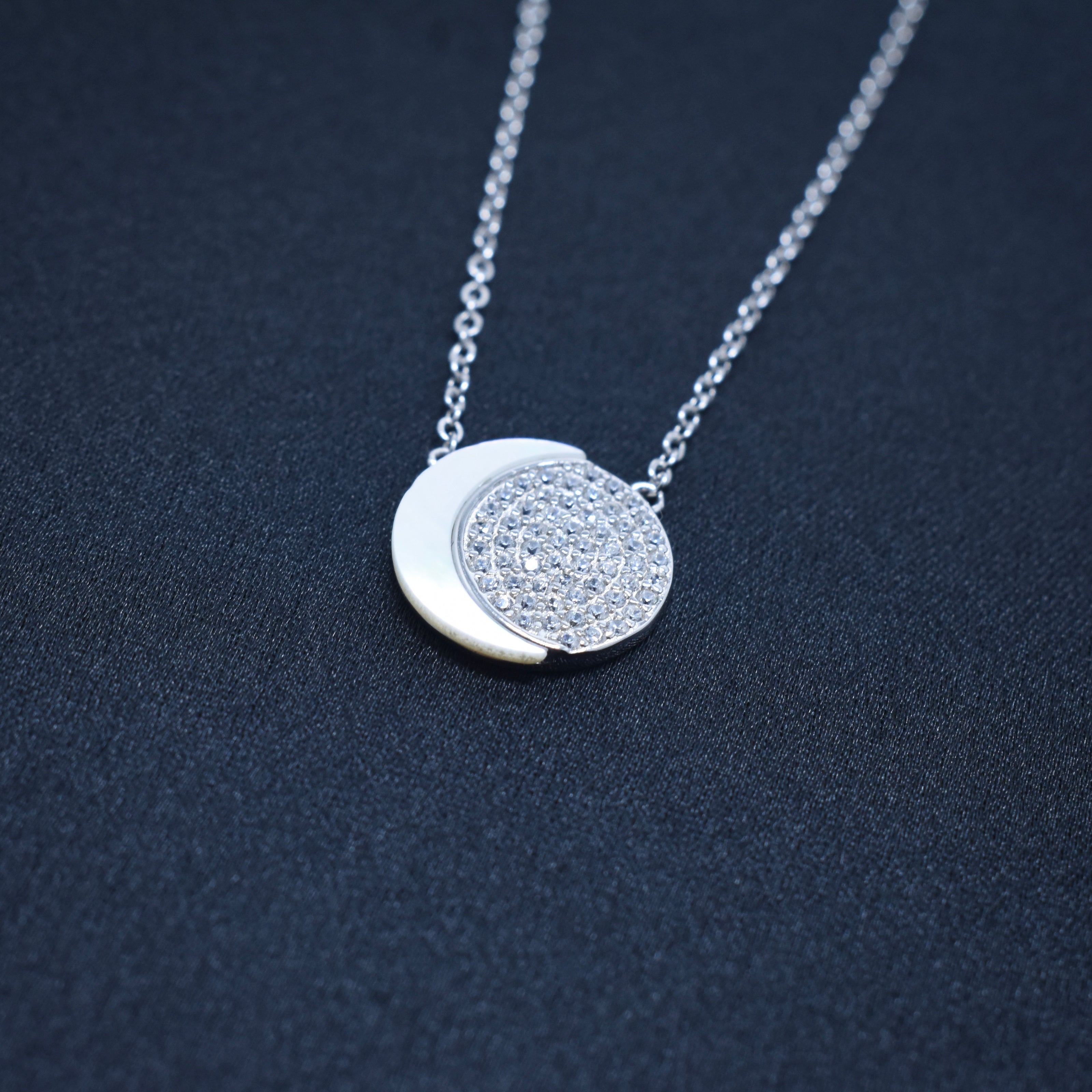 Minimal Round Pendant Necklace